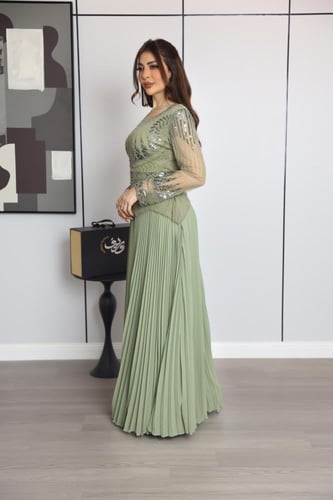 فستان ناعم نسائي باللون التفاحي بتطريز هندسي وتنور...