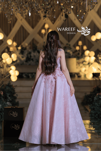 فستان سهرة وردي طويل بتطريز زهري ثلاثي الأبعاد ولم...