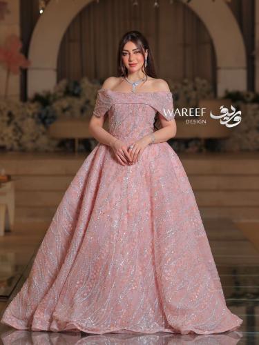 فستان ملكة فخم اوف شولدر باللون الوردي فاتح