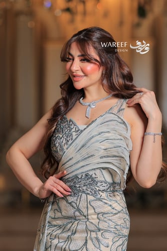 فستان بيج بتطريز ازرق مميز مع ذيل جانبي