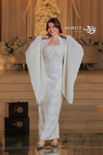 فستان ابيض ضيق مع اكمام طويله