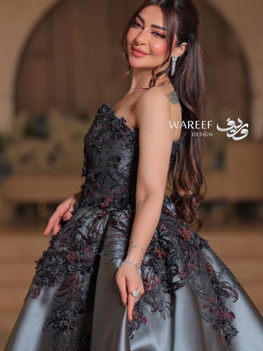 فستان ملكه فخم بتصميم فريد باللون الرمادي الغامق