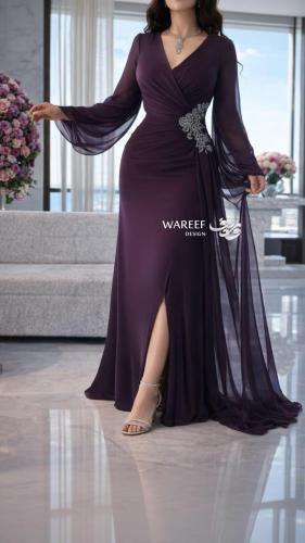 فستان بنفسجي داكن بأكمام شيفون وتطريز كريستال