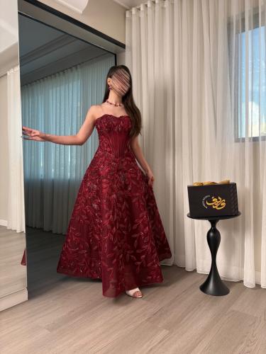 فستان سهرة بتطريز فاخر وقصة أميرة ملكية