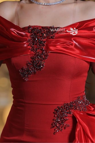 فستان سهرة فاخر بتصميم درابيه وتنورة ملكية أنيقة