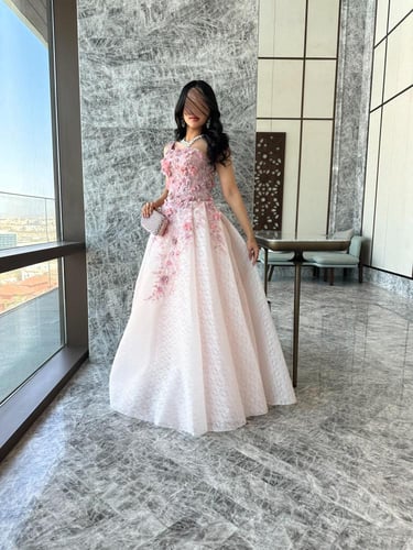 فستان سهرة راقي بتطريز ورود