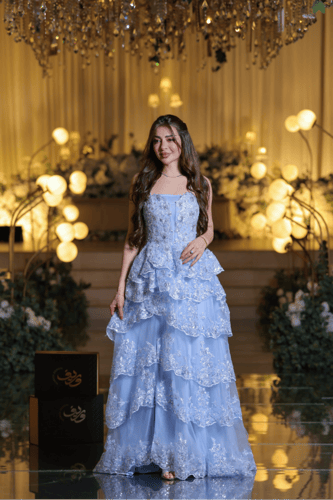 فستان سهرة أزرق فاتح بطبقات تول مطرزة وتصميم ستراب...