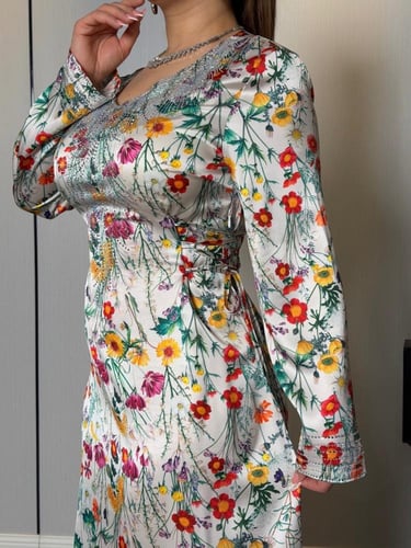 جلابية طويلة بطبعة زهور ربيعية أنيقة