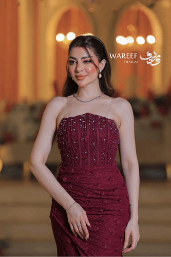 فستان سهرة أحمر مزخرف بأحجار لؤلؤية
