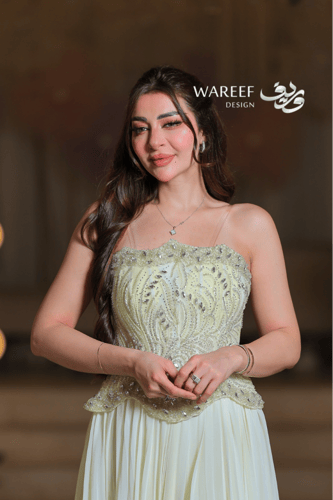 فستان سهرة ليموني فاتح بتطريز فاخر وقصّة انسيابية...