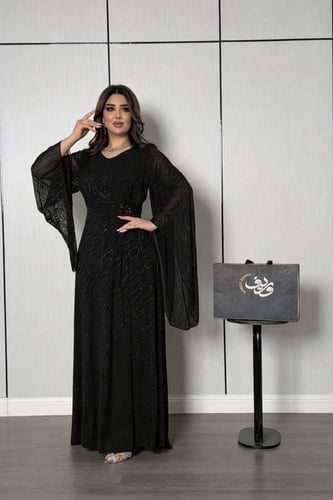 فستان خمري فاخر بأكمام فراشة وتفاصيل لامعة