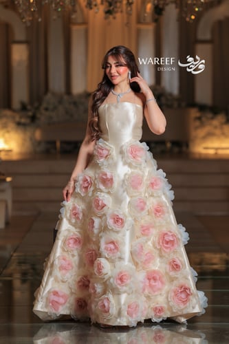 فستان بيج فاخر بزهور ثلاثية الابعاد