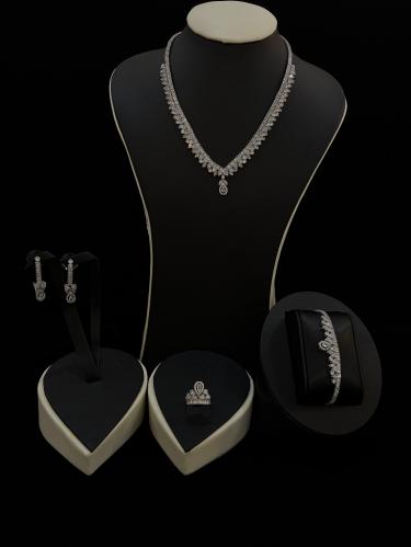 طقم زركون فضي بتصميم قطرة