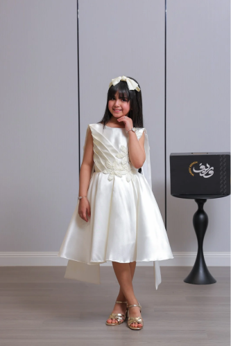 فستان بناتي أوف وايت بتطريز زهري ووشاح جانبي أنيق
