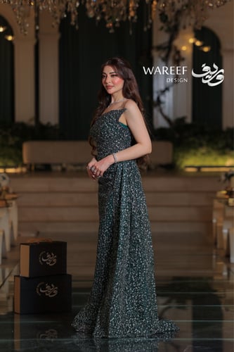 فستان سهرة أخضر زمردي كتف واحد تطريز فضي مع ذيل جا...