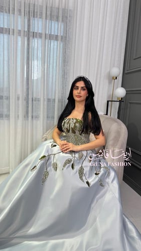 فستان سهرة رمادي مطرز بأوراق خرزية