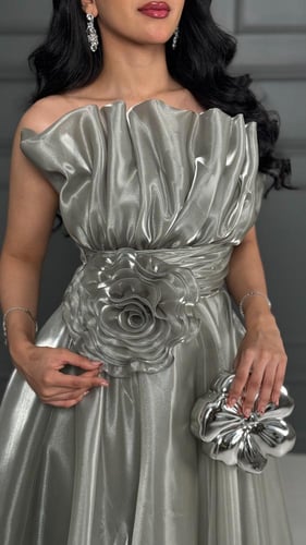 فستان سهرة لمعه بورده من الأمام بتصميم حديث