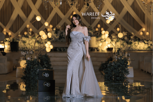 فستان سهرة فضي فاخر بتطريز لامع وأكمام من الريش ال...