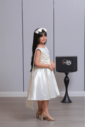 فستان بناتي أوف وايت بتطريز زهري ووشاح جانبي أنيق
