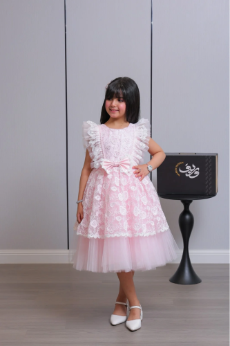 فستان بناتي وردي بدانتيل ناعم وتفاصيل كشكش مع فيون...