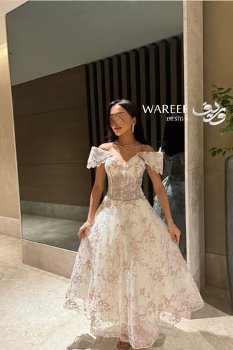 فستان سهره انيق باللون السكري مزين بشك باللون الور...