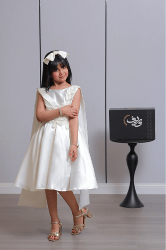 فستان بناتي أوف وايت بتطريز زهري ووشاح جانبي أنيق