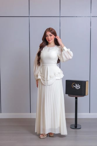 فستان ناعم باللون العاجي بتصميم أنيق وتنورة بليسيه...