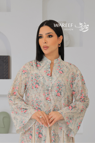 جلابية بيج ناعمة بنقوش زهرية وردية وقصّة انسيابية...