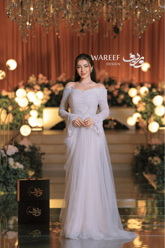 فستان عاجي ناعم بتصميم أكتاف منسدلة ودانتيل راقٍ ب...