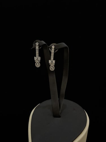 طقم زركون فضي بتصميم قطرة