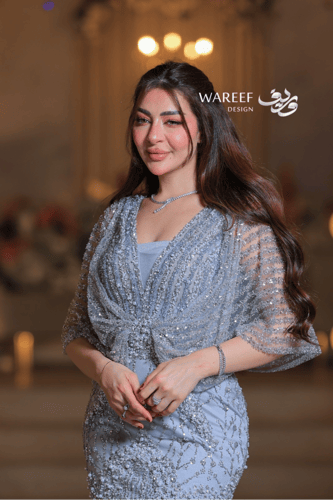 فستان سهرة رصاصي فاخر مطرز بالكامل بكاب شفاف وانسي...