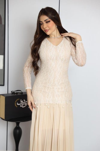 فستان ناعم نسائي بلون شامبين بتطريز ناعم وتنورة شي...