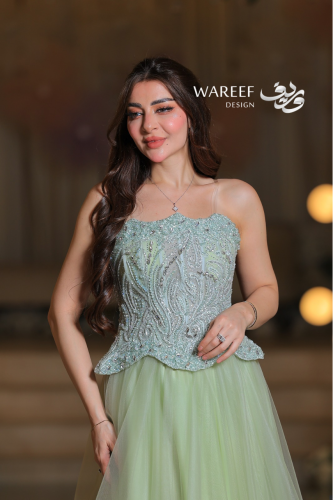 فستان سهرة تيفاني بتطريز كريستالي فخم وقصة ناعمة ت...