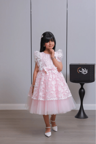 فستان بناتي وردي بدانتيل ناعم وتفاصيل كشكش مع فيون...