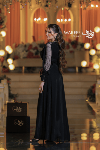 فستان سهرة أسود مزخرف بأكمام شفافة