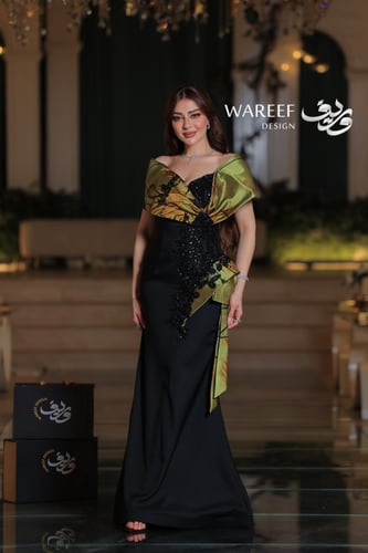 فستان أسود طويل بأكتاف ملفوفة من الأورغنزا الأخضر...