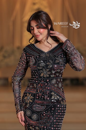 فستان اسود ضيق مزين بالتطريز الملون