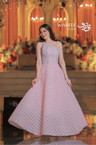 فستان سهرة وردي طويل بتطريز فضي لامع وتنورة تول من...