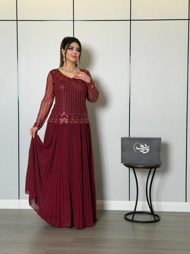 فستان سهرة خمري فاخر بتطريز لامع وتنورة شيفون انسي...