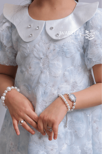 فستان بناتي أزرق سماوي ناعم بتطريز وردي وياقة لؤلؤ...