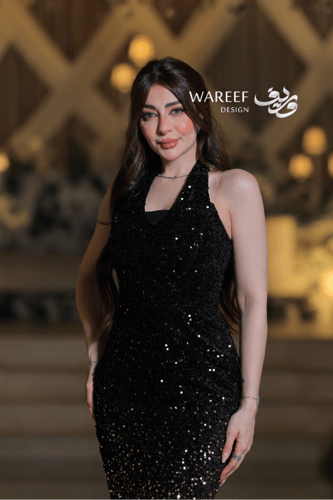فستان سهرة طويل بتصميم ضيّق ولمسة بريق أنيقة