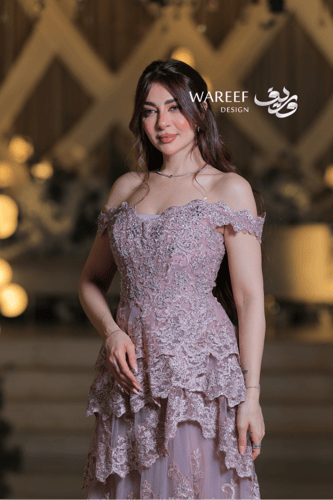 فستان سهرة دانتيل بطبقات متدرجة وتطريز فاخر