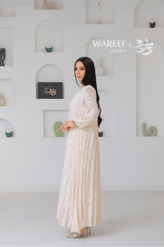 جلّابية أنيقة بلون كريمي بتطريز لؤلؤي ناعم ولمسات...