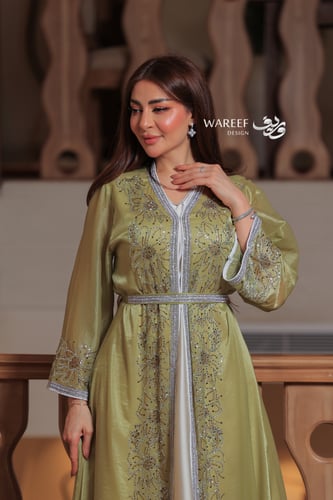 جلابية زيتونية قطعتين مع فستان داخلي سكري وطبقة سا...