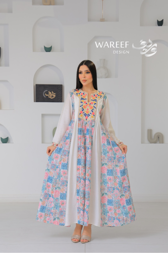 جلابية ناعمة بطابع تراثي عصري بتطريز ملوّن ولمسة أ...