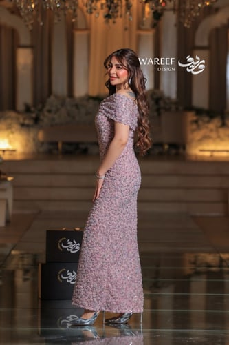 فستان وردي ناعم بنقشة بارزة وقصة اوف شولدر