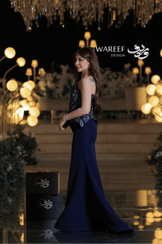 فستان سهرة كحلي فاخر بقصة حورية وتطريز أوراق لامعة...