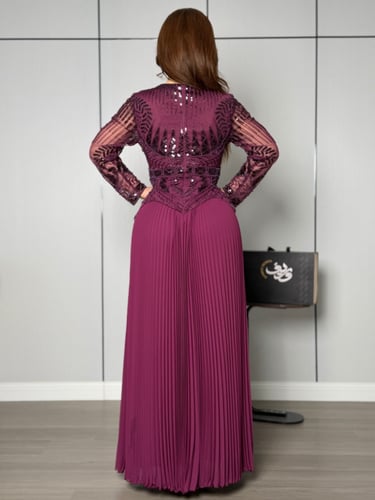 فستان موف فاتح بتطريز لامع وتنورة بليسيه راقية