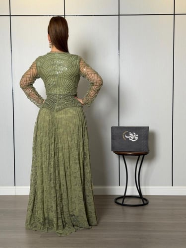 فستان ناعم أخضر زيتوني بتطريز لؤلؤي فاخر وتنورة دا...