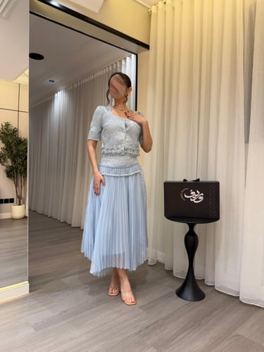 طقم بلوزة وتنورة أزرق فاتح بتفاصيل لؤلؤية ولمسة أن...